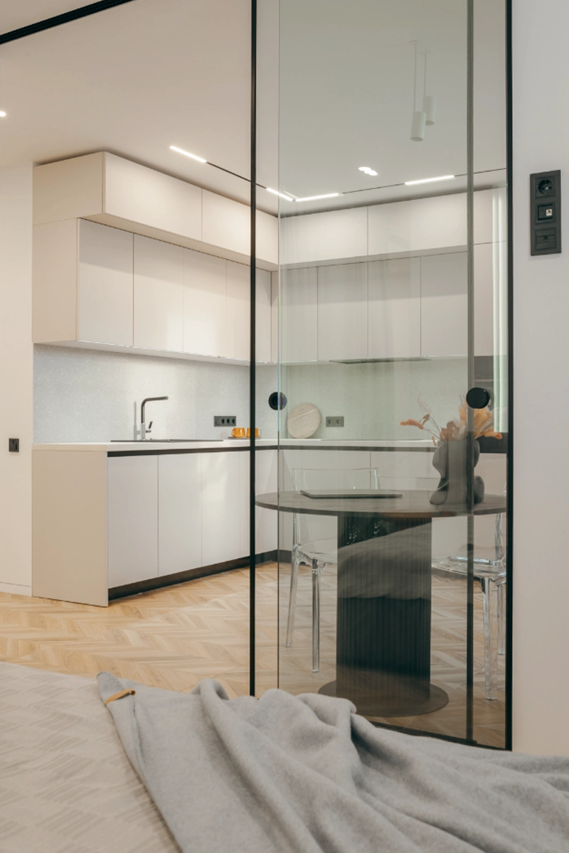 Cocina separada por una puerta corredera de vidrio